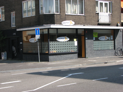 820655 Gezicht op de winkelpui van het hoekpand St. Jacobsstraat 83 ( Moves -fitness) te Utrecht; links de ...